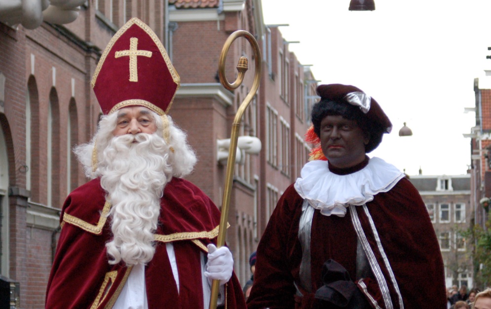 Zwarte Piet, à direita, ao lado de São Nicolau. Zwarte Piet, à direita, ao lado de São Nicolau.