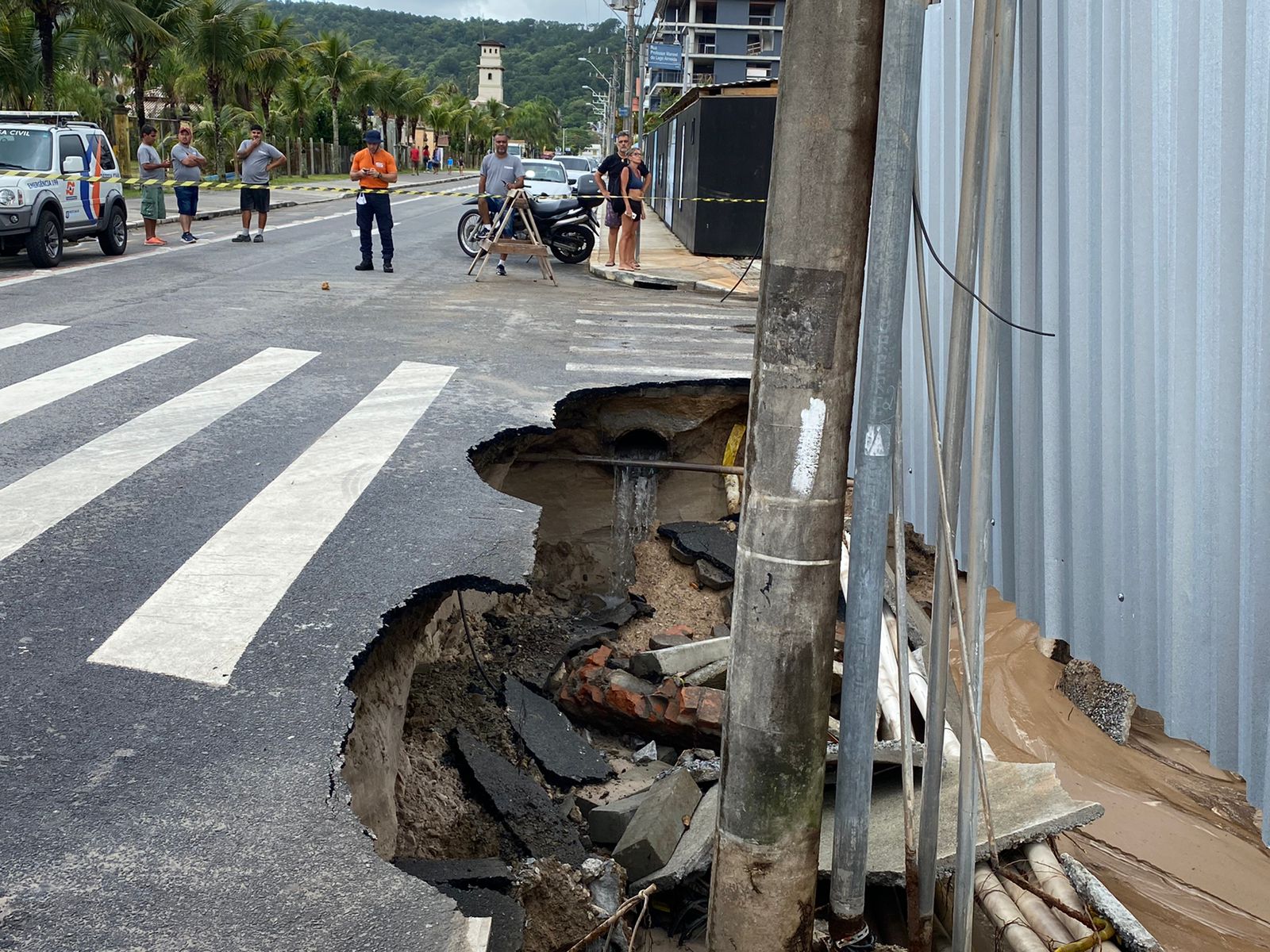 Dois postes de luz caíram dentro do buraco