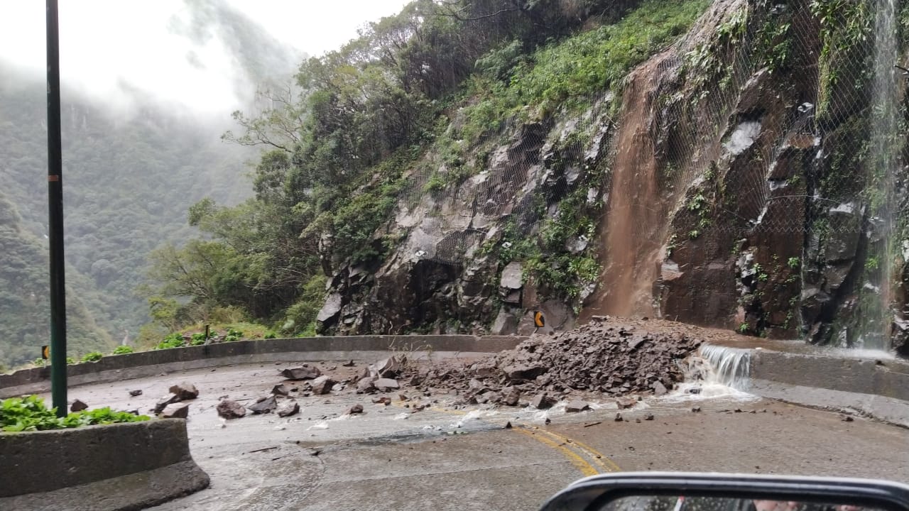 A SC-390, na Serra do Rio do Rastro, teve dois deslizamentos de terra que obstruíram a via