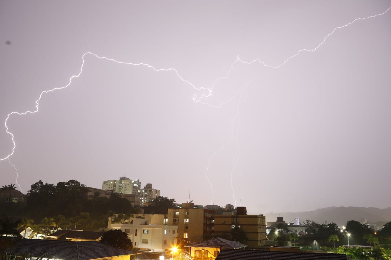 Fotógrafo do Santa registrou uma série de raios no céu de Brusque