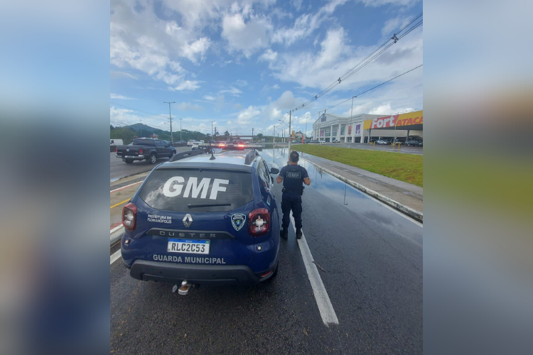 Ruas da cidade também ficaram alagadas com a chuva